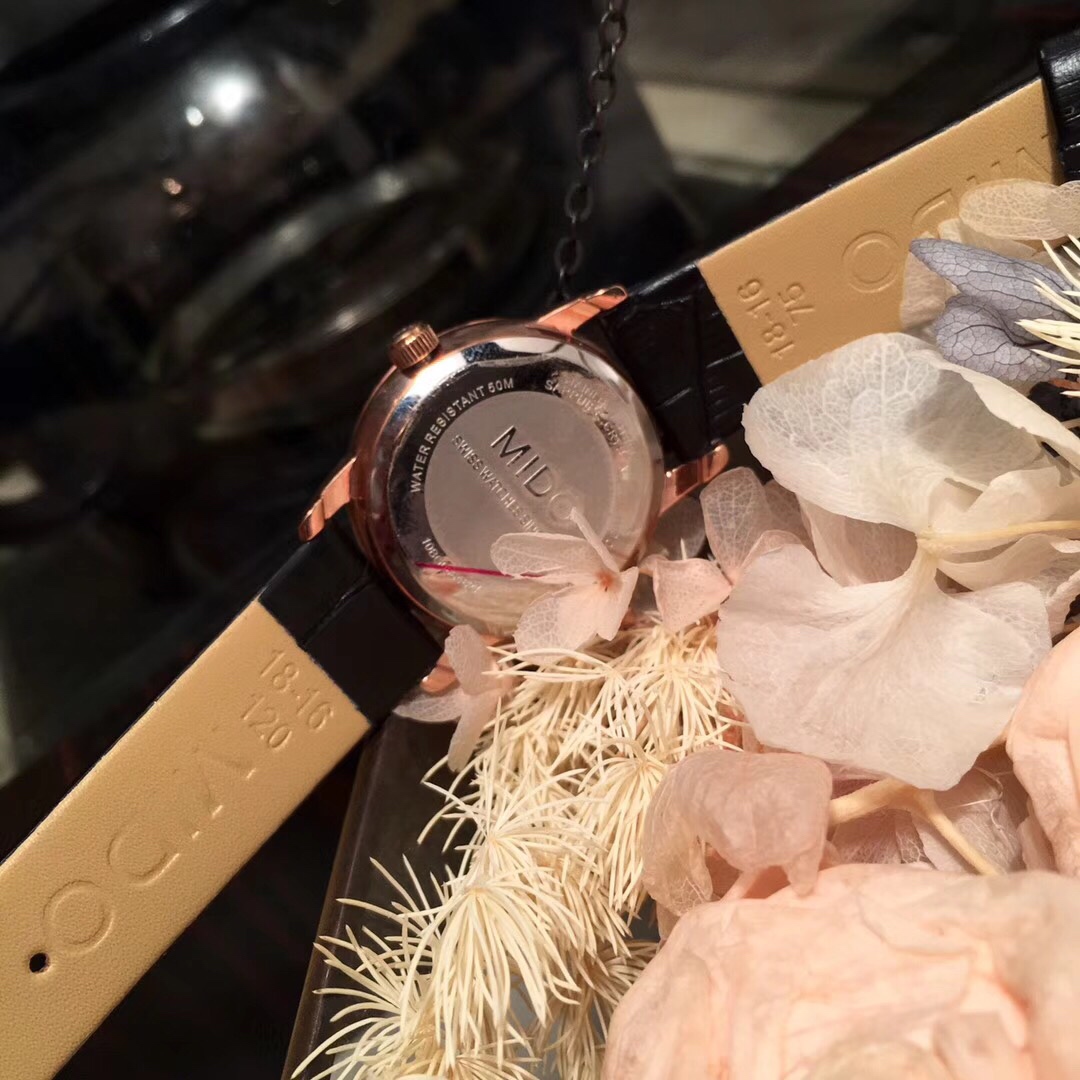 Unknown 美度贝伦赛丽系列 尺寸33mm，以精湛工艺一片片手工拼接于银色饰纹表盘中央，呈现出多面立体炫彩的珠宝质地