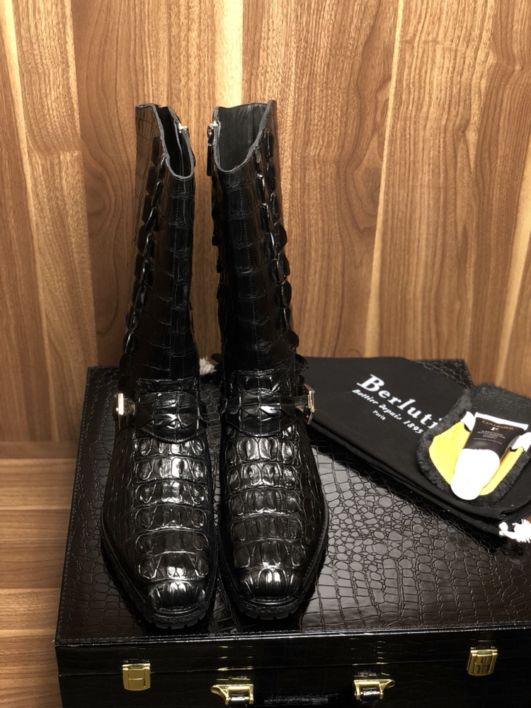 NO:557317,[Australian wool] Hard goods [All styles in our bank can be exchanged] [Top gift box configuration] [Berluti] The world's top royal level fully handmade series Italian top shoes of the year, domineering and hard goods in stock Exclusively for nobles [whole Siamese crocodile skin] the new favorite of the counter [Goodyear tire outsole] Italian professional panel masters use Goodyear handmade, top luxury collection commemorative edition. The foundry specially invites Italian senior panel masters with many years of top-end experience to rigorously create it to satisfy the gentlemen who yearn for the top fashion! 38/45 [With special maintenance oil kit],, crocodile skin19860909【澳洲羊毛里】狠货【本行所有款式可换款】【顶级礼盒配置】【Berluti】世界顶级皇室级别 全手工系列 年意大利顶级鞋履 覇气狠货 现货 专供貴族【整张暹罗鳄鱼皮】专柜新宠【固特异轮胎大底】意大利专业板师釆用固特异手工,顶级奢侈珍藏纪念版,经代工厂特请意大利高级板师多年顶级高端经验严谨打造,满足驾驭向往时尚顶尖高端的绅士们! 38/45【配专用保养油套件】,,crocodile skin,Men's shoes
