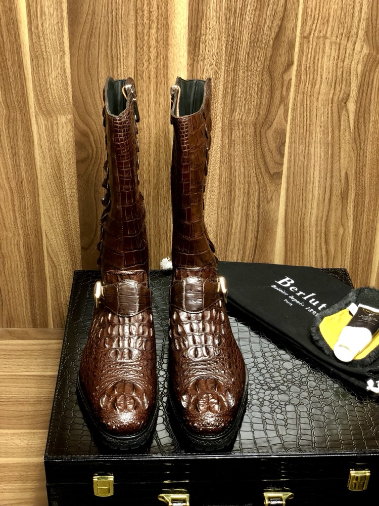 NO:557398,Hard goods [All styles in our bank can be exchanged] Top gift box configuration [Berluti] The world's top royal level, fully handmade series, Italy's top shoes of the year, domineering and hard goods in stock, exclusively for nobles [A whole piece of Siamese crocodile skin] The new favorite of the counter [Goodyear tire outsole] Italian professional boardmakers use Goodyear handcrafts, top luxury collection commemorative edition, the foundry factory specially invites Italian senior boardmakers to rigorously build with many years of top-end experience, to satisfy the gentlemen who yearn for top-end fashion! 38/45,,crocodile skin19860909狠货【本行所有款式可换款】顶级礼盒配置【Berluti】世界顶级皇室级别 全手工系列 年意大利顶级鞋履 覇气狠货 现货 专供貴族【整张暹罗鳄鱼皮】专柜新宠【固特异轮胎大底】意大利专业板师釆用固特异手工,顶级奢侈珍藏纪念版,经代工厂特请意大利高级板师多年顶级高端经验严谨打造,满足驾驭向往时尚顶尖高端的绅士们! 38/45,,crocodile skin,Men's shoes