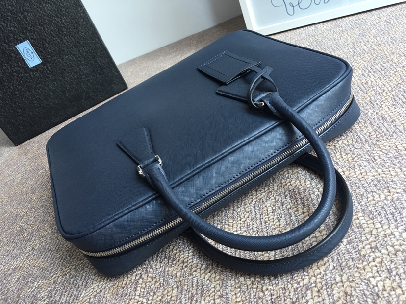 PRADA普拉达进口十字纹牛皮公文包2VE0305