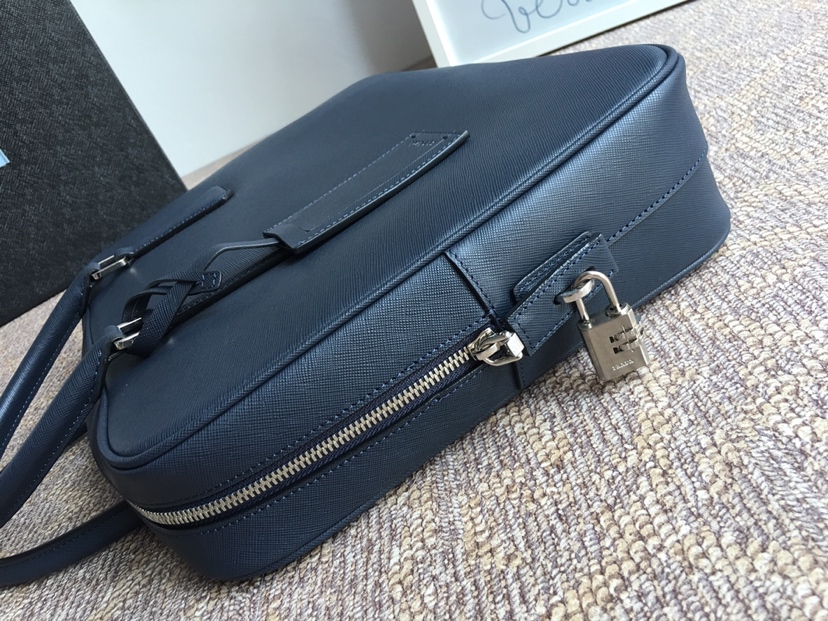 PRADA普拉达进口十字纹牛皮公文包2VE0305