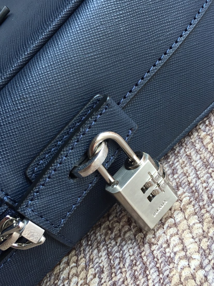 PRADA普拉达进口十字纹牛皮公文包2VE0305