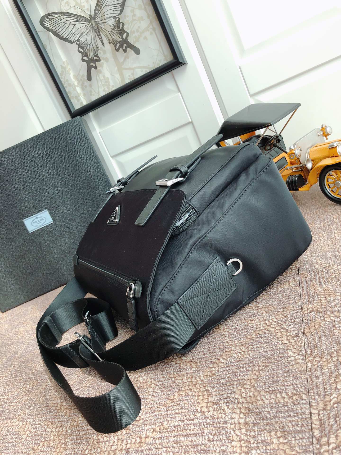 PRADA普拉达进口尼龙布料和Saffiano皮革滚边单肩包1BD671