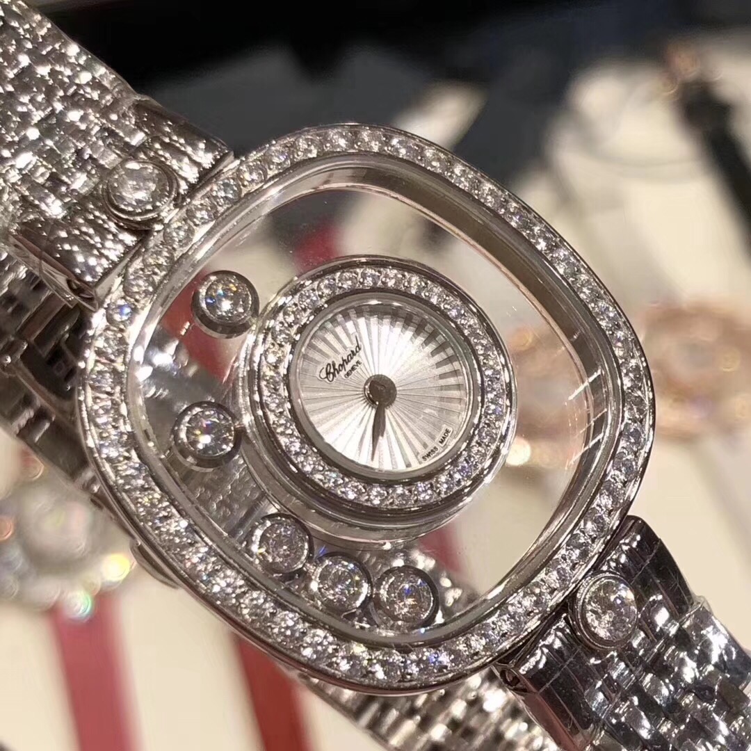 Chopard 萧邦HAPPY DIAMONDS系列快乐钻腕表 彩色珍珠贝母雕花纹饰 蓝宝石玻璃镜面 我们就是自己的神话 镜面内7颗快乐钻自由转动 钻石围绕表盘回旋起舞 制作精巧的表壳玩味透明概念 chopard家标志性的Happy钻石在两片蓝宝石水晶玻璃 形成的空间内自由滑动 充分展现自由和欢快的感觉 表壳顶端与底端各缀有一圈钻石 树叶形指针 较小的同心圆为珍珠母贝质地 呈圆满的球型 两个同心圆环上皆全手工镶有钻石 七颗灵动钻石如悬空漂浮一般 细节见真知