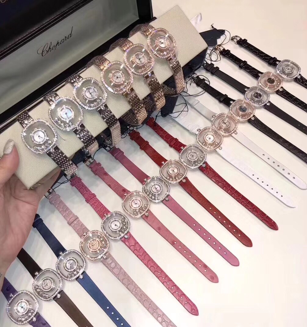 Chopard 萧邦HAPPY DIAMONDS系列快乐钻腕表 彩色珍珠贝母雕花纹饰 蓝宝石玻璃镜面 我们就是自己的神话 镜面内7颗快乐钻自由转动 钻石围绕表盘回旋起舞 制作精巧的表壳玩味透明概念 chopard家标志性的Happy钻石在两片蓝宝石水晶玻璃 形成的空间内自由滑动 充分展现自由和欢快的感觉 表壳顶端与底端各缀有一圈钻石 树叶形指针 较小的同心圆为珍珠母贝质地 呈圆满的球型 两个同心圆环上皆全手工镶有钻石 七颗灵动钻石如悬空漂浮一般 细节见真知
