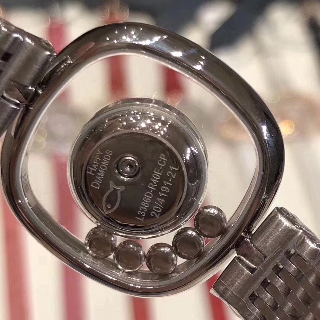 Chopard 萧邦HAPPY DIAMONDS系列快乐钻腕表 彩色珍珠贝母雕花纹饰 蓝宝石玻璃镜面 我们就是自己的神话 镜面内7颗快乐钻自由转动 钻石围绕表盘回旋起舞 制作精巧的表壳玩味透明概念 chopard家标志性的Happy钻石在两片蓝宝石水晶玻璃 形成的空间内自由滑动 充分展现自由和欢快的感觉 表壳顶端与底端各缀有一圈钻石 树叶形指针 较小的同心圆为珍珠母贝质地 呈圆满的球型 两个同心圆环上皆全手工镶有钻石 七颗灵动钻石如悬空漂浮一般 细节见真知