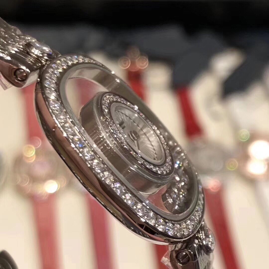 Chopard 萧邦HAPPY DIAMONDS系列快乐钻腕表 彩色珍珠贝母雕花纹饰 蓝宝石玻璃镜面 我们就是自己的神话 镜面内7颗快乐钻自由转动 钻石围绕表盘回旋起舞 制作精巧的表壳玩味透明概念 chopard家标志性的Happy钻石在两片蓝宝石水晶玻璃 形成的空间内自由滑动 充分展现自由和欢快的感觉 表壳顶端与底端各缀有一圈钻石 树叶形指针 较小的同心圆为珍珠母贝质地 呈圆满的球型 两个同心圆环上皆全手工镶有钻石 七颗灵动钻石如悬空漂浮一般 细节见真知