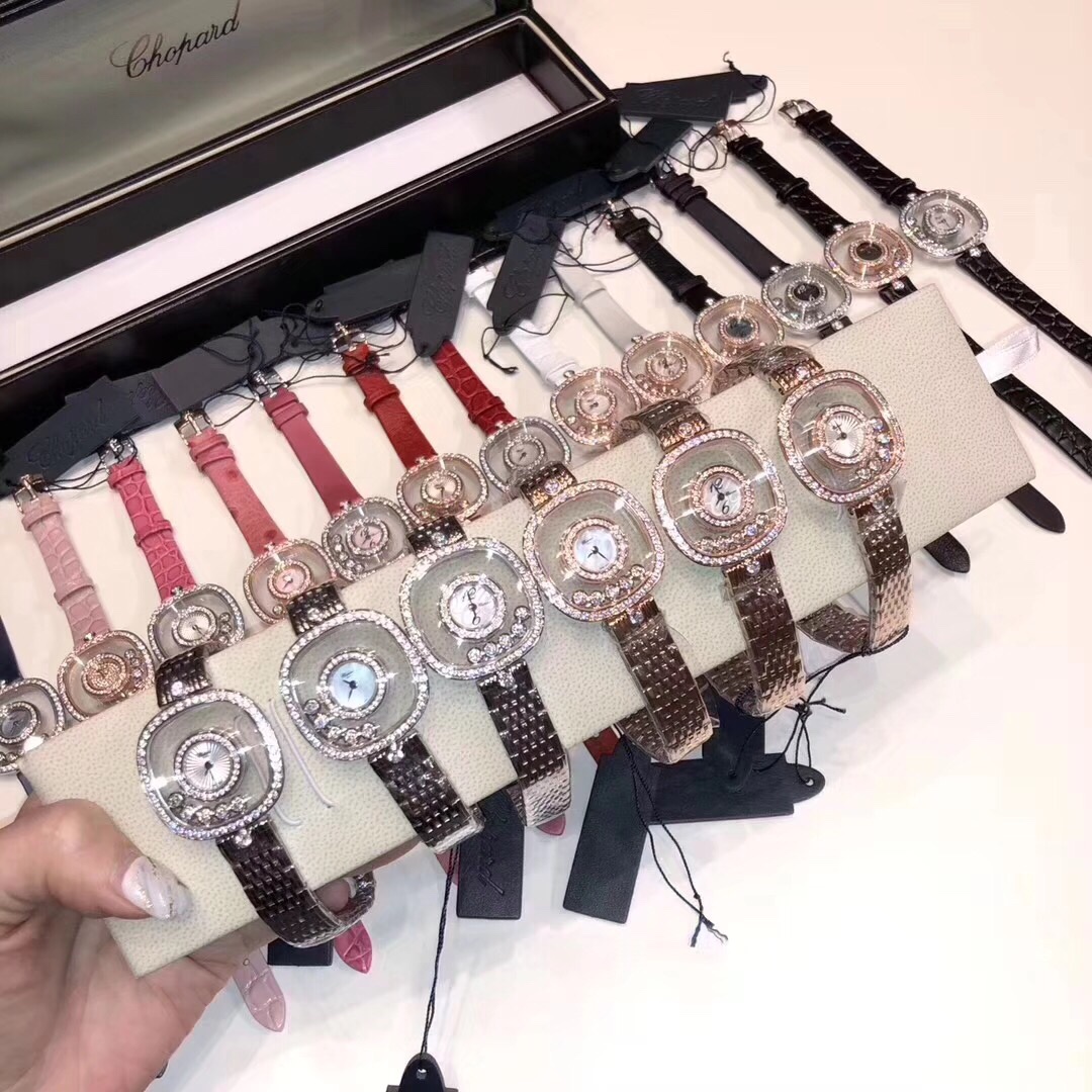 Chopard 萧邦HAPPY DIAMONDS系列快乐钻腕表 彩色珍珠贝母雕花纹饰 蓝宝石玻璃镜面 我们就是自己的神话 镜面内7颗快乐钻自由转动 钻石围绕表盘回旋起舞 制作精巧的表壳玩味透明概念 chopard家标志性的Happy钻石在两片蓝宝石水晶玻璃 形成的空间内自由滑动 充分展现自由和欢快的感觉 表壳顶端与底端各缀有一圈钻石 树叶形指针 较小的同心圆为珍珠母贝质地 呈圆满的球型 两个同心圆环上皆全手工镶有钻石 七颗灵动钻石如悬空漂浮一般 细节见真知