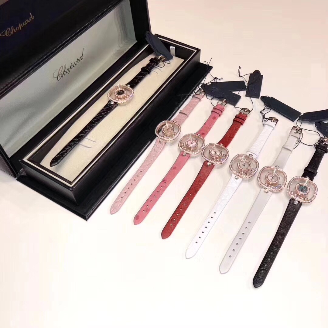 Chopard 萧邦HAPPY DIAMONDS系列快乐钻腕表 彩色珍珠贝母雕花纹饰 蓝宝石玻璃镜面 我们就是自己的神话 镜面内7颗快乐钻自由转动 钻石围绕表盘回旋起舞 制作精巧的表壳玩味透明概念 chopard家标志性的Happy钻石在两片蓝宝石水晶玻璃 形成的空间内自由滑动 充分展现自由和欢快的感觉 表壳顶端与底端各缀有一圈钻石 树叶形指针 较小的同心圆为珍珠母贝质地 呈圆满的球型 两个同心圆环上皆全手工镶有钻石 七颗灵动钻石如悬空漂浮一般 细节见真知