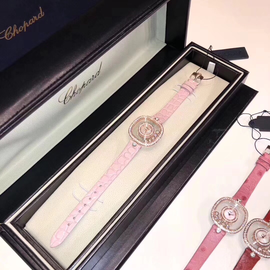 Chopard 萧邦HAPPY DIAMONDS系列快乐钻腕表 彩色珍珠贝母雕花纹饰 蓝宝石玻璃镜面 我们就是自己的神话 镜面内7颗快乐钻自由转动 钻石围绕表盘回旋起舞 制作精巧的表壳玩味透明概念 chopard家标志性的Happy钻石在两片蓝宝石水晶玻璃 形成的空间内自由滑动 充分展现自由和欢快的感觉 表壳顶端与底端各缀有一圈钻石 树叶形指针 较小的同心圆为珍珠母贝质地 呈圆满的球型 两个同心圆环上皆全手工镶有钻石 七颗灵动钻石如悬空漂浮一般 细节见真知