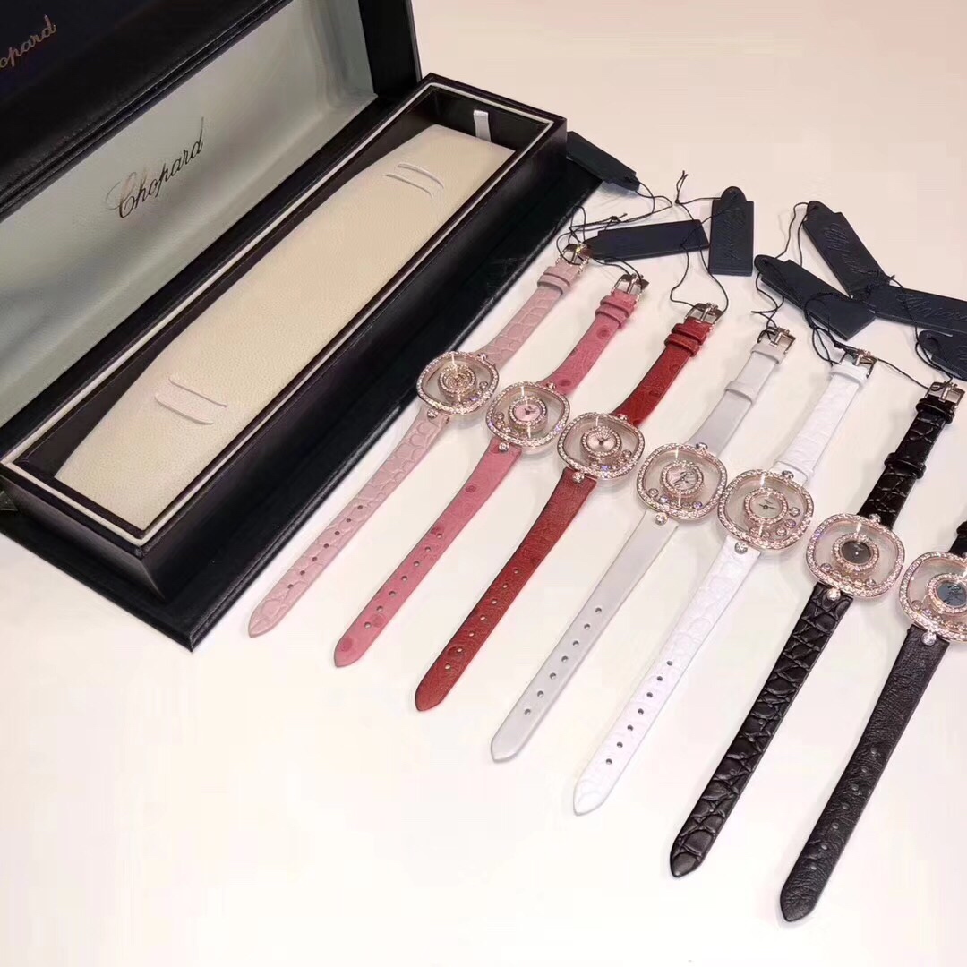 Chopard 萧邦HAPPY DIAMONDS系列快乐钻腕表 彩色珍珠贝母雕花纹饰 蓝宝石玻璃镜面 我们就是自己的神话 镜面内7颗快乐钻自由转动 钻石围绕表盘回旋起舞 制作精巧的表壳玩味透明概念 chopard家标志性的Happy钻石在两片蓝宝石水晶玻璃 形成的空间内自由滑动 充分展现自由和欢快的感觉 表壳顶端与底端各缀有一圈钻石 树叶形指针 较小的同心圆为珍珠母贝质地 呈圆满的球型 两个同心圆环上皆全手工镶有钻石 七颗灵动钻石如悬空漂浮一般 细节见真知