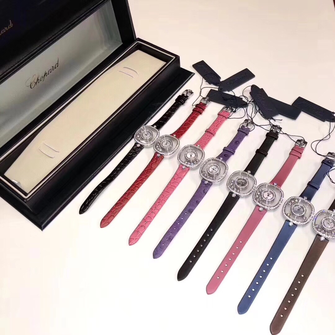 Chopard 萧邦HAPPY DIAMONDS系列快乐钻腕表 彩色珍珠贝母雕花纹饰 蓝宝石玻璃镜面 我们就是自己的神话 镜面内7颗快乐钻自由转动 钻石围绕表盘回旋起舞 制作精巧的表壳玩味透明概念 chopard家标志性的Happy钻石在两片蓝宝石水晶玻璃 形成的空间内自由滑动 充分展现自由和欢快的感觉 表壳顶端与底端各缀有一圈钻石 树叶形指针 较小的同心圆为珍珠母贝质地 呈圆满的球型 两个同心圆环上皆全手工镶有钻石 七颗灵动钻石如悬空漂浮一般 细节见真知
