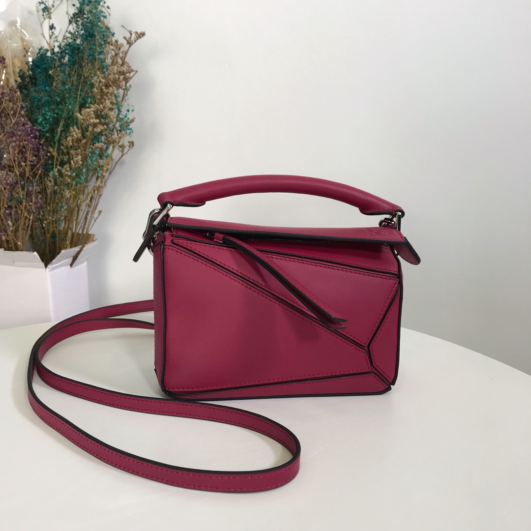 I ❤️ Loewe Christmas 🎄 Star Edition Model: 8688868 Rose Purple Crazy Grass Mini Puzzle, a beautiful color that countless goddesses are obsessed with. ❤️ Mini size: 18*12.5*8cm. The bag itself is almost weightless, super practical, perfect for carrying your phone, wallet, lipstick, and powder when going out, without any burden, making life easy and enjoyable. (XS, Plus, all your concerns are covered). ❤️ Genuine exclusive unpacking customization, high-end exclusive private customization hardware, imported calfskin, German imported Saffiano thread, imported YKK zipper, ZP craftsmanship, allowing you to enjoy top-quality luxury! image 1