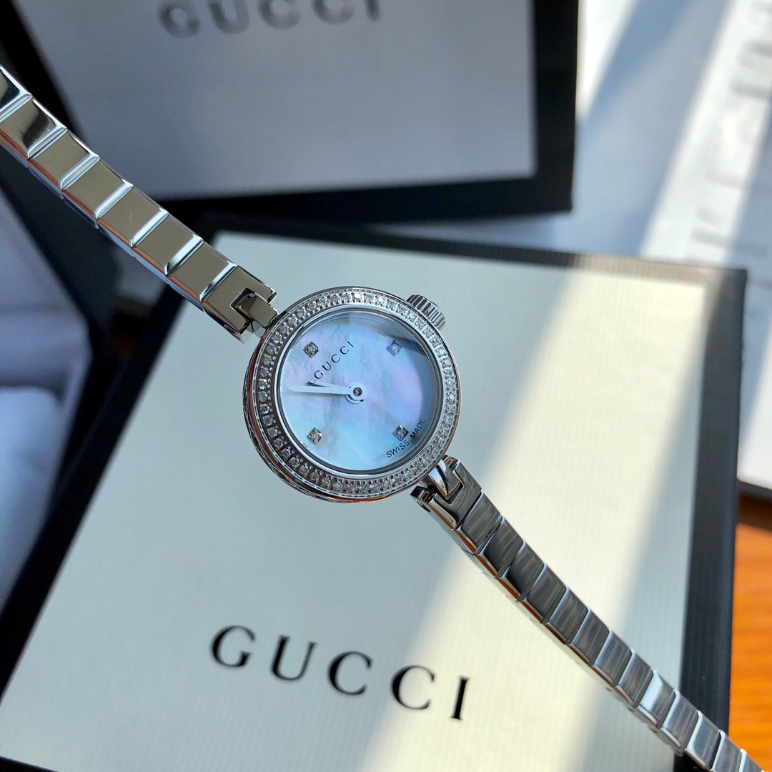 NO:388606,Batch: Original box: 30 First-hand price!  Hard goods, Gucci's small real diamond quartz women's watch, the entire bezel is set with 50 Vs1.0 real diamonds, and four Vs1.1 real diamonds on the surface, which are real diamonds, real diamonds, real diamonds!  Natural Fritillar Dial, hollow carving technology that cannot be imitated, each watch bottom cover has an independent number, extremely luxurious, 23 dial diameter, sapphire glass, unique design, Gucci Logo on glass, 50m waterproof, with original box packaging, speed is here, gucci, gucci19860909批: 原盒:30 一手价！硬货,Gucci小小个真钻石英女表,整个表圈镶50颗Vs1.0真钻,表面四颗Vs1.1真钻,是真钻、真钻、真钻！天然贝母表盘,无法仿制的镂空雕花工艺,每只表底盖都有独立编号,极致奢华,23表盘直径,蓝宝石玻璃,设计独特,古驰Logo在玻璃上,50m防水,配原盒包装,速度来啦,,gucci,gucci,Watch
