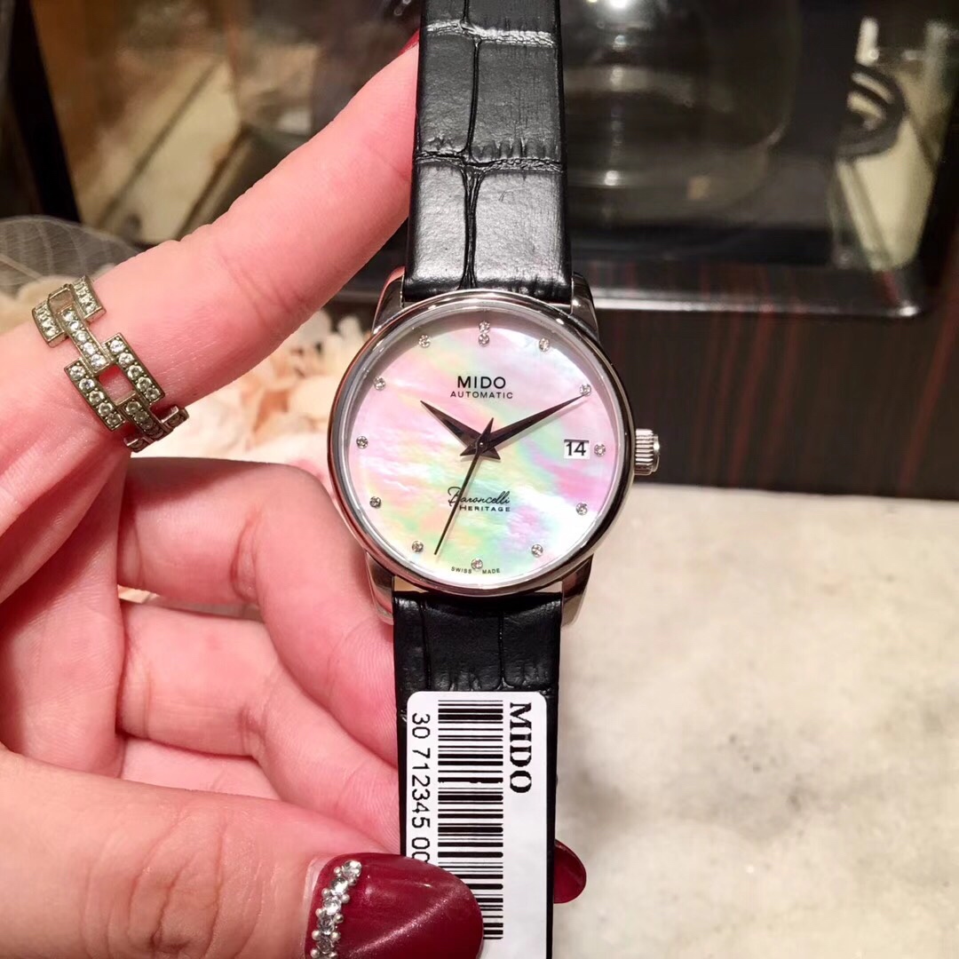 Unknown 美度贝伦赛丽系列 尺寸33mm，以精湛工艺一片片手工拼接于银色饰纹表盘中央，呈现出多面立体炫彩的珠宝质地