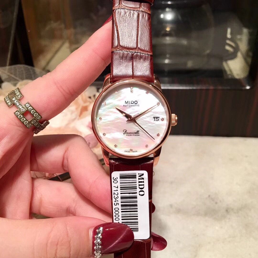 Unknown 美度贝伦赛丽系列 尺寸33mm，以精湛工艺一片片手工拼接于银色饰纹表盘中央，呈现出多面立体炫彩的珠宝质地