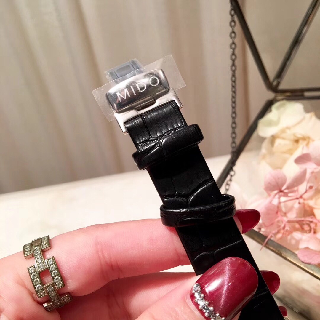 Unknown 美度贝伦赛丽系列 尺寸33mm，以精湛工艺一片片手工拼接于银色饰纹表盘中央，呈现出多面立体炫彩的珠宝质地