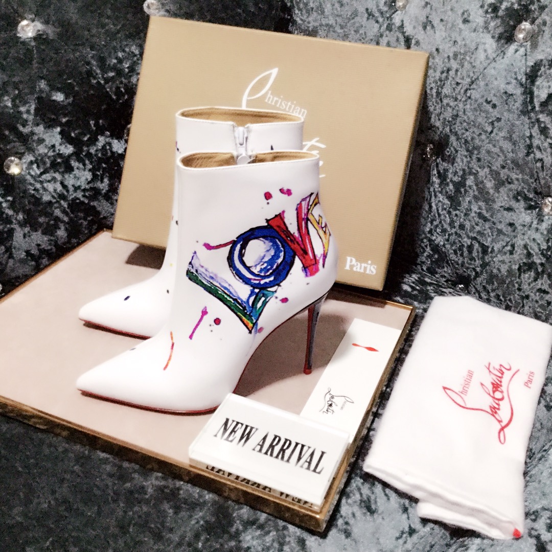 NO:337150,High-end customized graffiti boot series!  H10cm!  Size 34-42. Private mold trademark zipper, 902-003, white cowhide graffiti, official website synchronization Standard European code Reference:902-003 Color:white/blue Material:couhide Lining:goat leather Heel height:10Cm Sole:leather sole Size:EUR 34-42 (US 4-11):,,christian louboutin,boots,cowhide19860909高端订制涂鸦靴系列！ H10cm！尺码34-42码.私模商标拉链,902-003,白牛皮涂鸦,官网同步 标准欧码 Reference:902-003 Color:white/blue Material:couhide Lining:goat leather Heel heigh:10Cm Sole:leather sole Size:EUR 34－42（US 4一11) :,,christian louboutin,boots,cowhide,Women's Shoes