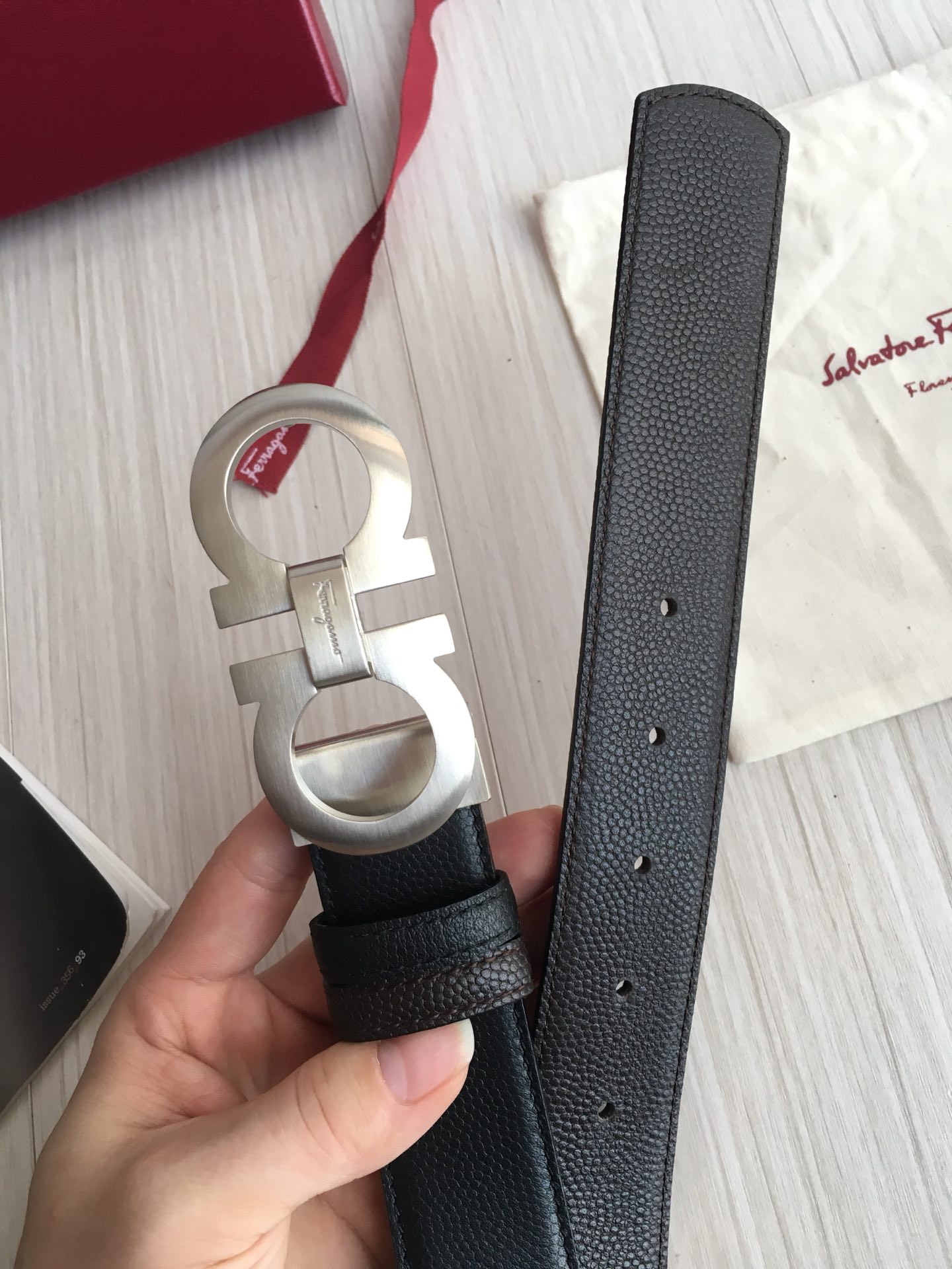 NO:138459,The original single-fit full-set packaging box is imported with pearl pattern. Black coffee is integrated, and it is available on both sides. It is matched with the new original single fine copper buckle, customized original leather material, and the counter width is 3.5cm. [Creative reminder length 100-125cm] The length can also be cut by yourself, belt19860909原单配全套包装盒 进口珍珠纹带身.黑色 咖啡 为一体,双面可用.搭配新款原单精品铜扣,原产皮料定制,专柜宽度3.5cm.【温馨提示长度100-125cm】长度也可自行裁剪,皮带,Belt