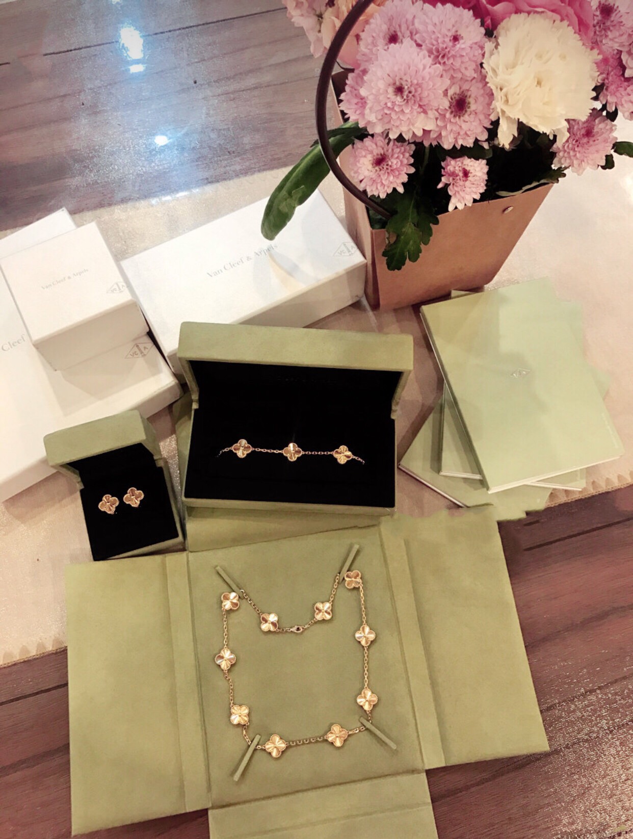 Van Cleef Arpels Alhambra bracelet yellow gold with guilloche finish 18cm