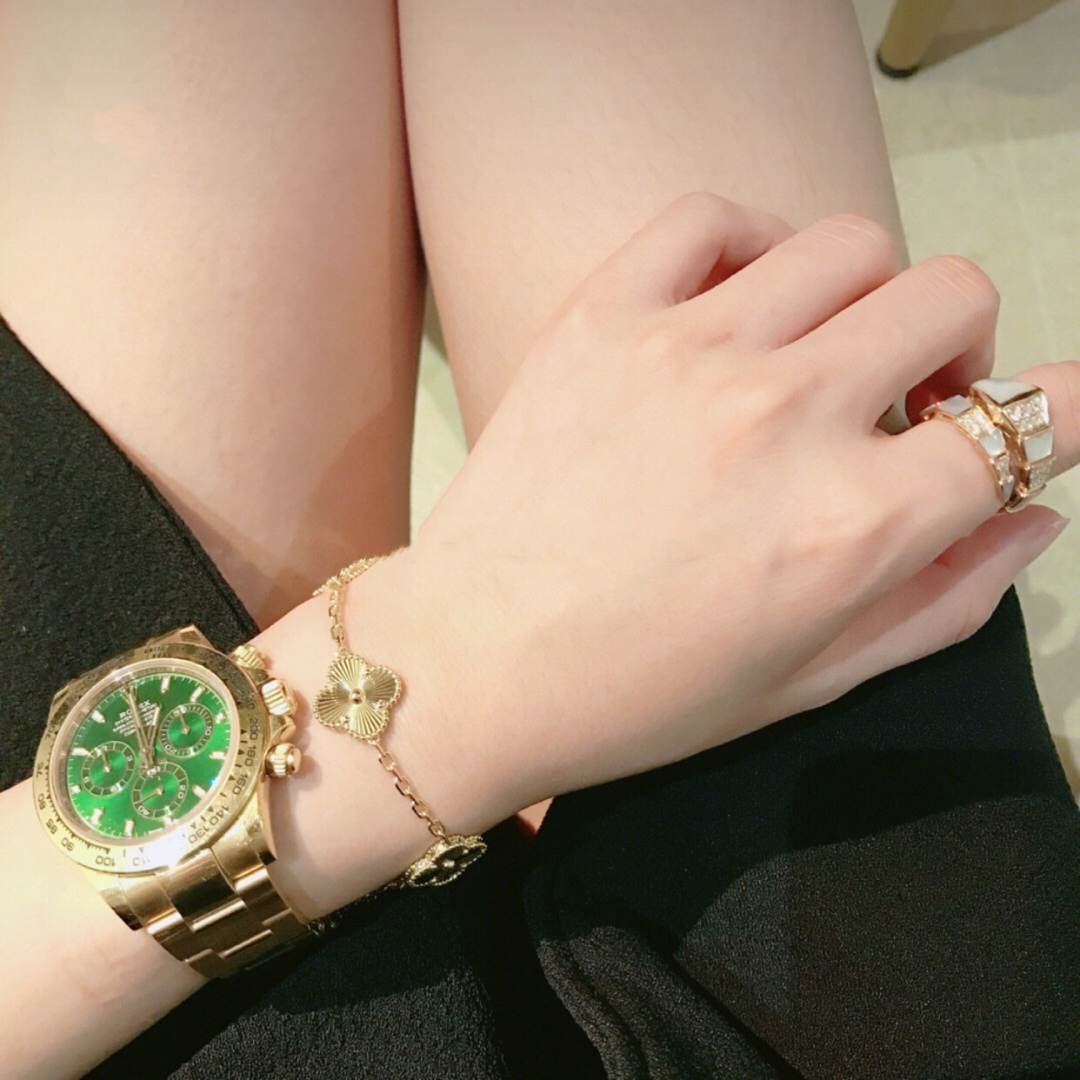 Pulsera Van Cleef Arpels Alhambra de oro amarillo con acabado guilloché 18cm