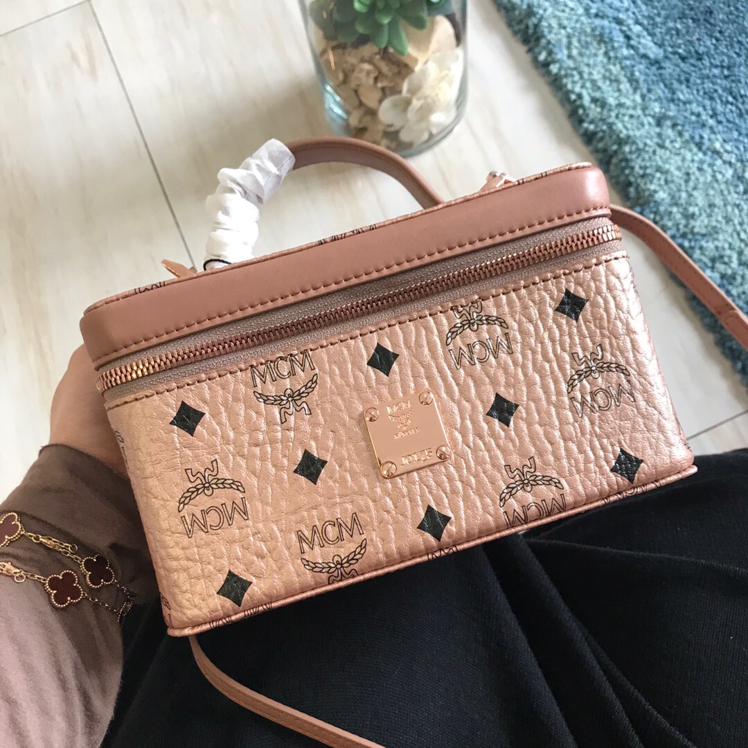 Top quality item 💐 2018 new model [Top original MCM highest version] Jolin Tsai's makeup bag. This stylish makeup bag [happy] is made of canvas with letter print Visetos coating, featuring a natural 🐂 leather handle. It has a simple inner pocket for essentials, elegant to wear, can be worn over the shoulder or carried by hand. Its practical design makes it a perfect, lightweight ✈ travel companion. It features 24K gold-plated hardware with YKK double zipper closure. Dimensions: Height 11cm, Width 20cm, Bottom thickness 10cm. Top quality batch, 400 units available. image 1