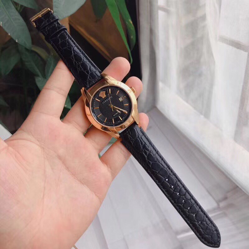 NO:157950,Batch: Original box: 50 Channel goods fidelity!  Versace Machinery.Versace Versace 25A series, original 2824 automatic mechanical movement, black crocodile pattern genuine leather wristband, anti-glare sapphire crystal watch mirror, 30 meters waterproof performance, dial diameter 42mm, original authentic, fidelity!  Add 50 in original packaging!  Brand new and complete set is a great value for money!  , versace, versace19860909批: 原盒:50 渠道货保真！范思哲机械.Versace范思哲25A系列,原装2824自动机械机芯,黑色鳄鱼纹真皮腕带,防眩光蓝宝石水晶表镜,30米防水性能,表盘直径42mm,原厂正品,保真！原装包装加50！全新全套超值一手好价！,,versace,versace,Watch