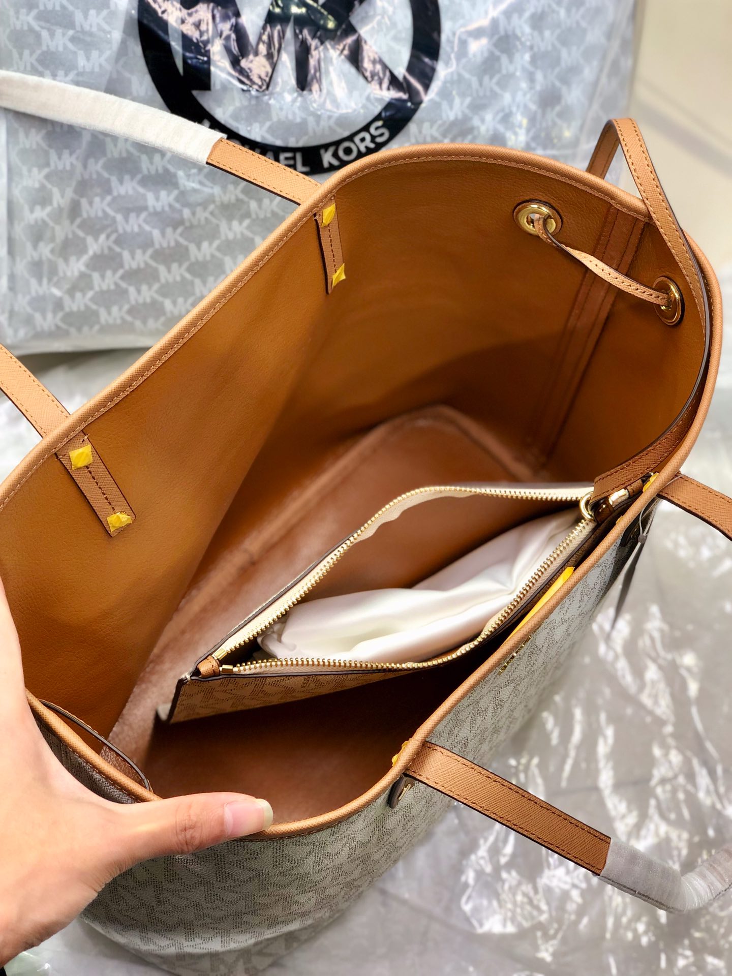 Michael Kors ～MK纯 印花购物袋 附带挽手包 御用PVC字母印花料 假一陪十 耐磨耐刮绝对经用