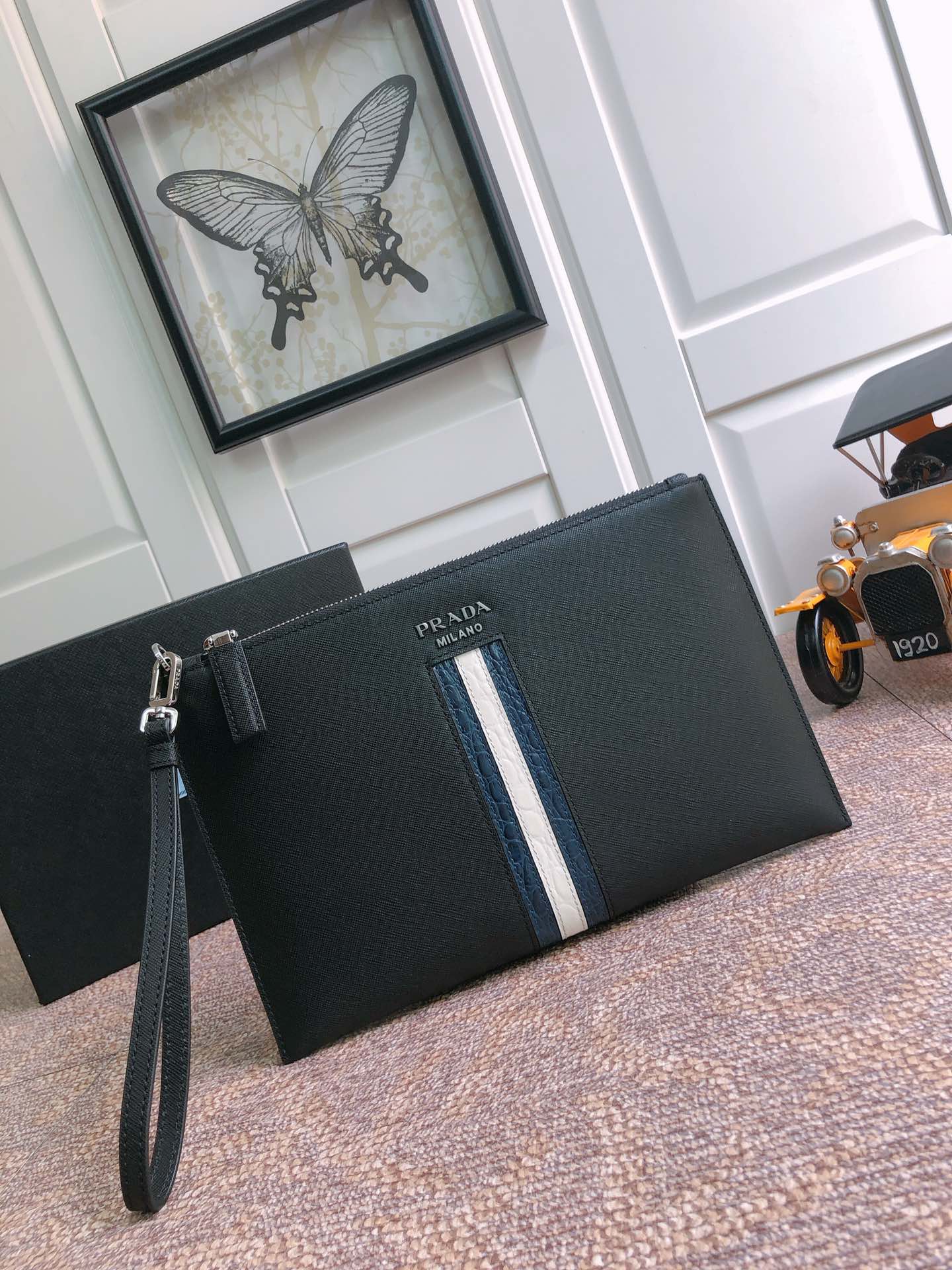 PRADA普拉达进口十字紋牛皮男士手包2NG005G