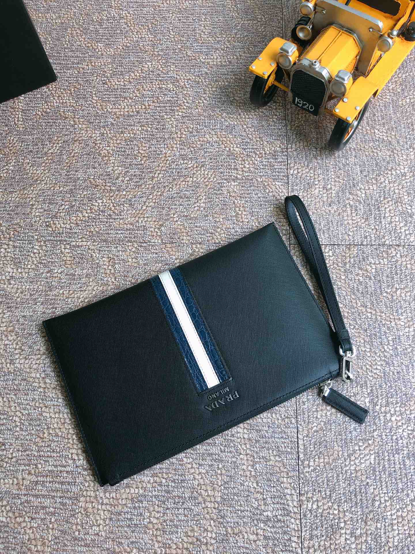 PRADA普拉达进口十字紋牛皮男士手包2NG005G