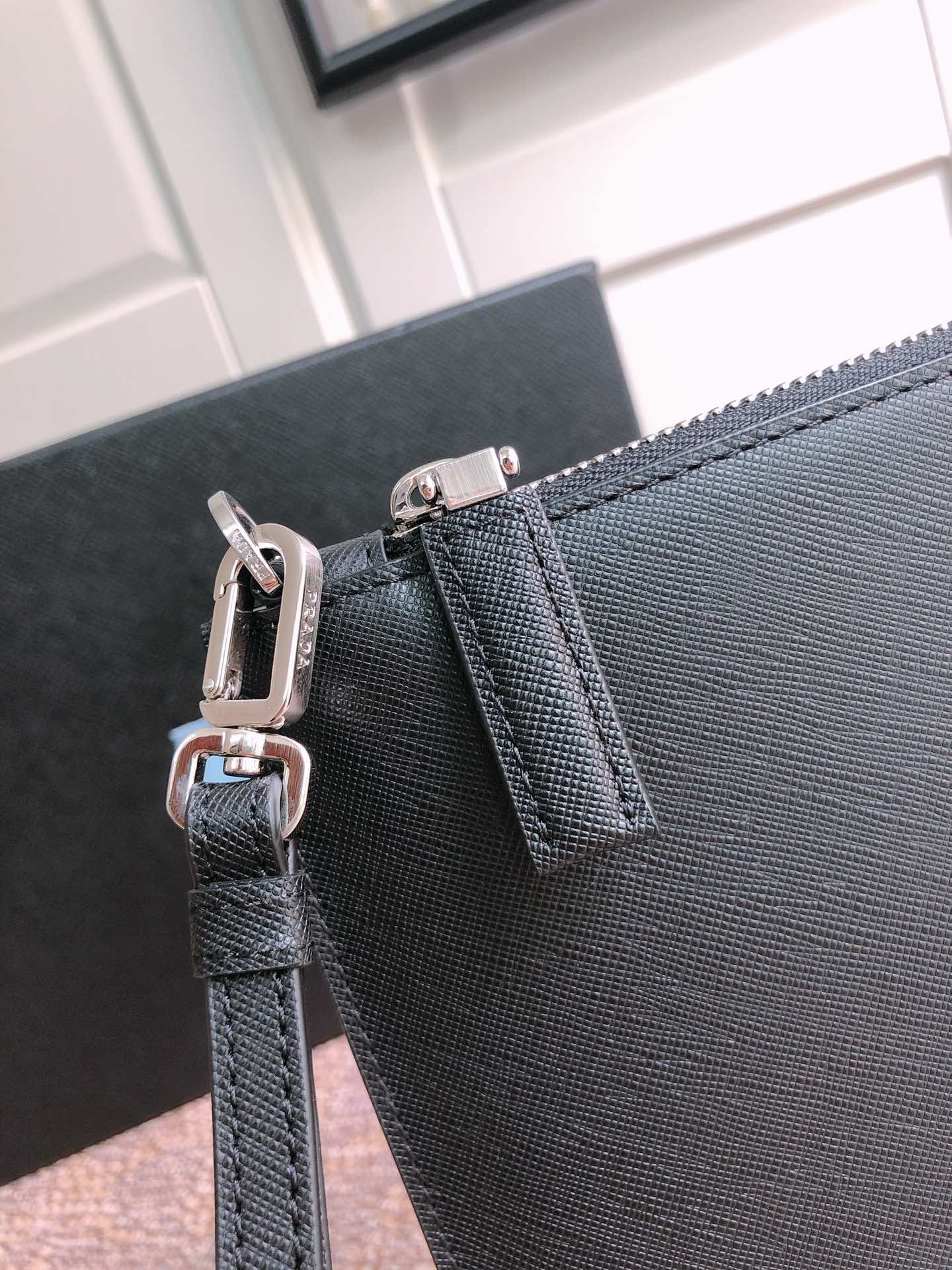 PRADA普拉达进口十字紋牛皮男士手包2NG005G