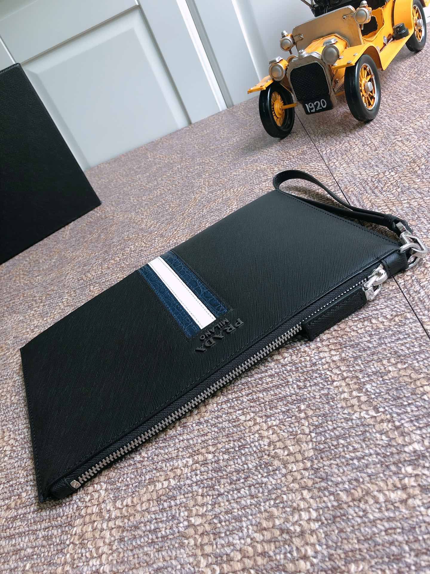 PRADA普拉达进口十字紋牛皮男士手包2NG005G