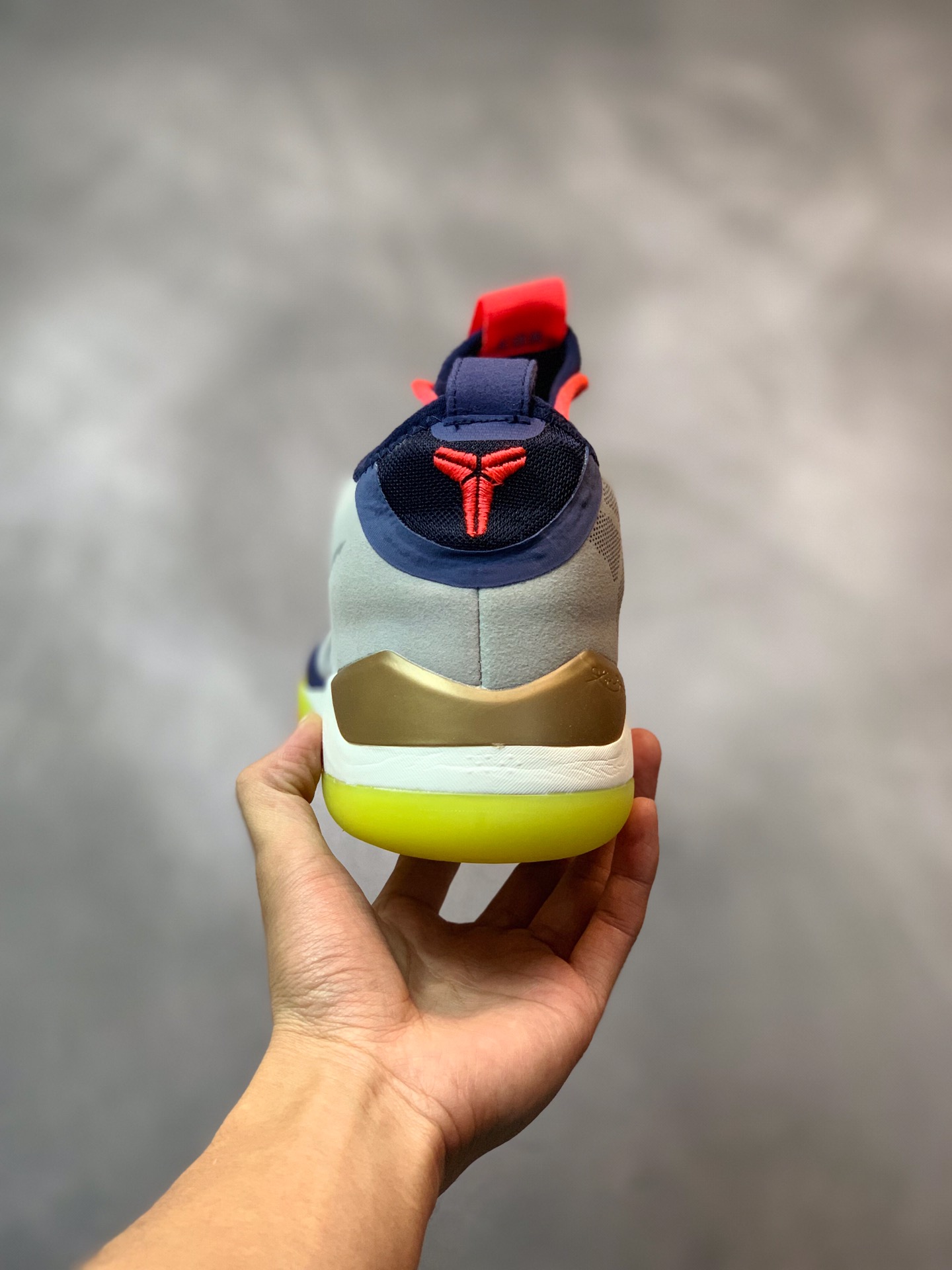 :150 补货通知<br />Nike Kobe AD 科比、德罗赞同款 强势来袭！<br />此番全新的 Nike Kobe AD 系列采用全掌式网眼内靴设计，外部采用皮革、织物等多材质打造，搭配 Zoom Air 气垫单元以及微型刀片式外底切割图案，实战性能优异。<br />而除了后跟倒三角 Logo 以及多彩 KOBE 字样之外，鞋带穿孔处还印有代表科比生日的 “08 23 78” 以及科比高中以及 NBA 球衣背号 “33 08 24”，以致敬科比的传奇生涯。<br />SIZE:40 40.5 41 42 42.5 43 44 44.5  45 46