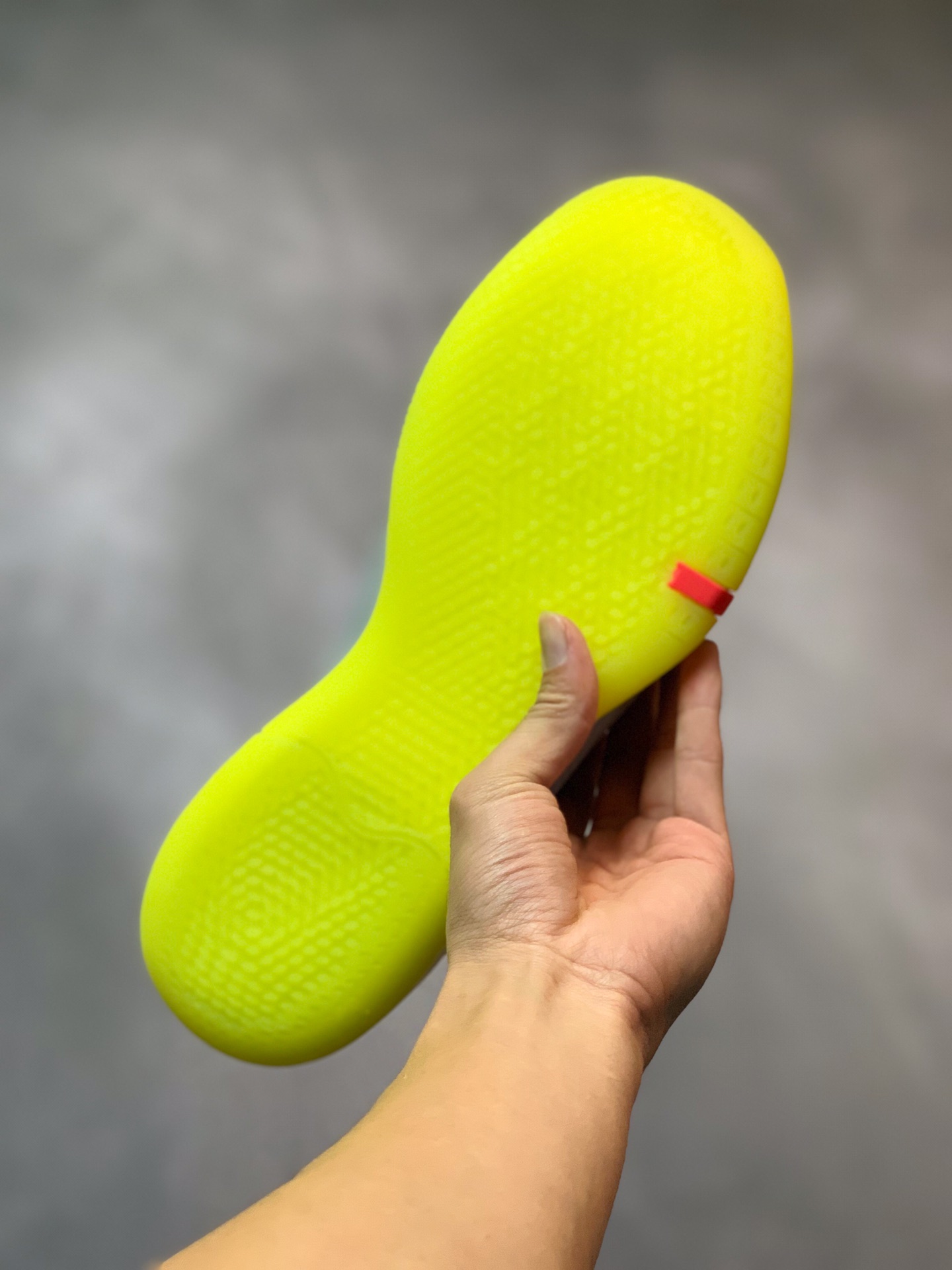 :150 补货通知<br />Nike Kobe AD 科比、德罗赞同款 强势来袭！<br />此番全新的 Nike Kobe AD 系列采用全掌式网眼内靴设计，外部采用皮革、织物等多材质打造，搭配 Zoom Air 气垫单元以及微型刀片式外底切割图案，实战性能优异。<br />而除了后跟倒三角 Logo 以及多彩 KOBE 字样之外，鞋带穿孔处还印有代表科比生日的 “08 23 78” 以及科比高中以及 NBA 球衣背号 “33 08 24”，以致敬科比的传奇生涯。<br />SIZE:40 40.5 41 42 42.5 43 44 44.5  45 46