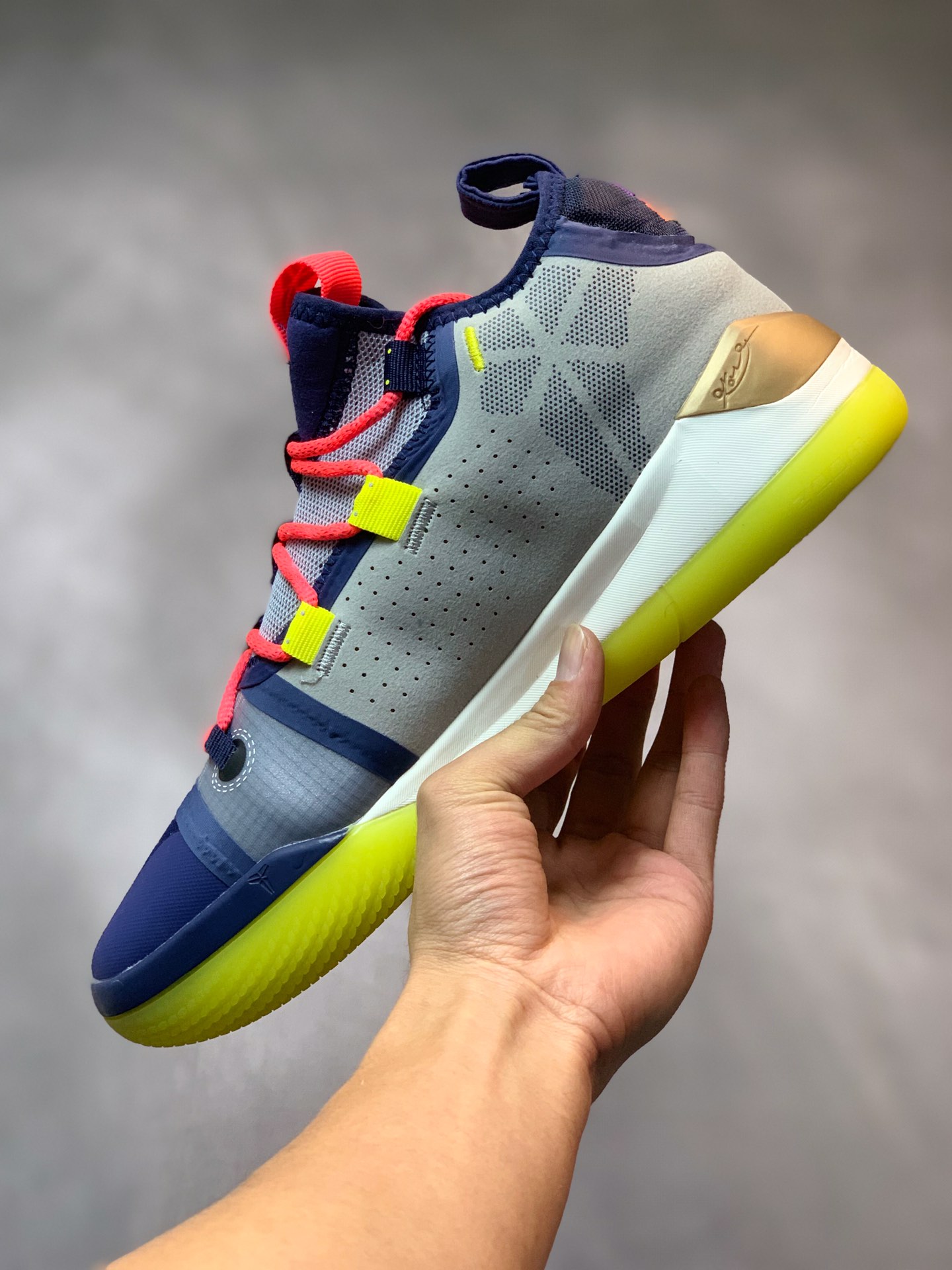 :150 补货通知<br />Nike Kobe AD 科比、德罗赞同款 强势来袭！<br />此番全新的 Nike Kobe AD 系列采用全掌式网眼内靴设计，外部采用皮革、织物等多材质打造，搭配 Zoom Air 气垫单元以及微型刀片式外底切割图案，实战性能优异。<br />而除了后跟倒三角 Logo 以及多彩 KOBE 字样之外，鞋带穿孔处还印有代表科比生日的 “08 23 78” 以及科比高中以及 NBA 球衣背号 “33 08 24”，以致敬科比的传奇生涯。<br />SIZE:40 40.5 41 42 42.5 43 44 44.5  45 46