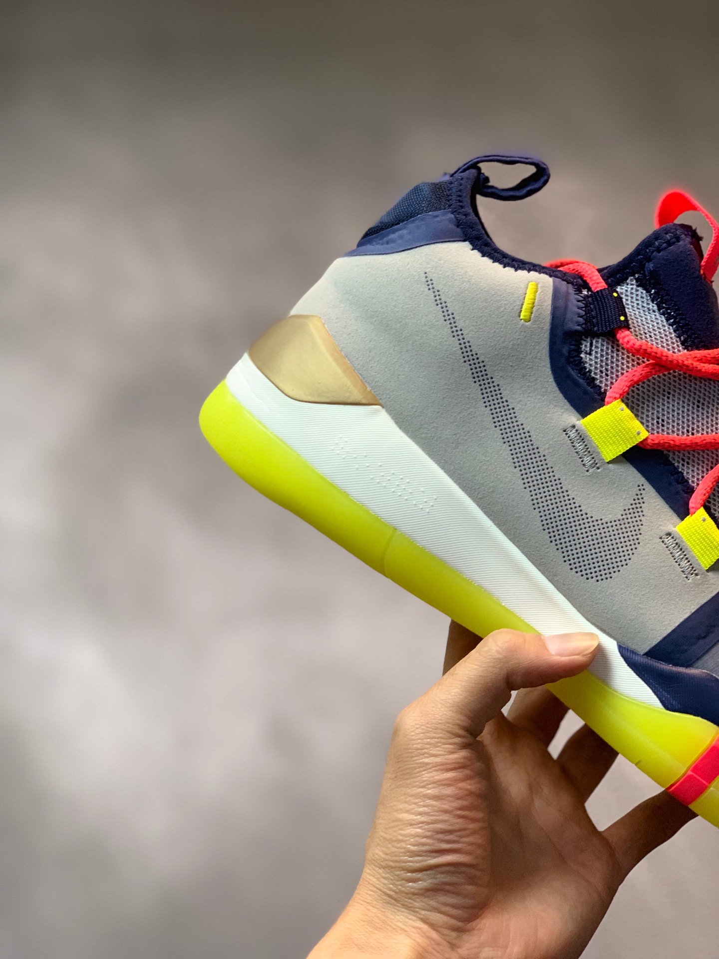 :150 补货通知<br />Nike Kobe AD 科比、德罗赞同款 强势来袭！<br />此番全新的 Nike Kobe AD 系列采用全掌式网眼内靴设计，外部采用皮革、织物等多材质打造，搭配 Zoom Air 气垫单元以及微型刀片式外底切割图案，实战性能优异。<br />而除了后跟倒三角 Logo 以及多彩 KOBE 字样之外，鞋带穿孔处还印有代表科比生日的 “08 23 78” 以及科比高中以及 NBA 球衣背号 “33 08 24”，以致敬科比的传奇生涯。<br />SIZE:40 40.5 41 42 42.5 43 44 44.5  45 46
