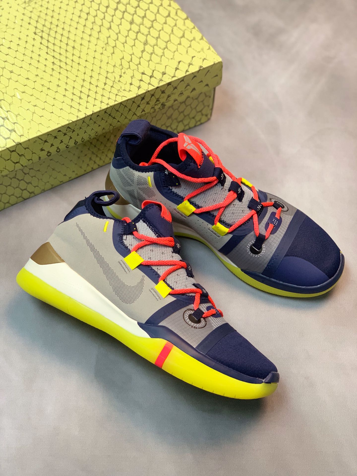 :150 补货通知<br />Nike Kobe AD 科比、德罗赞同款 强势来袭！<br />此番全新的 Nike Kobe AD 系列采用全掌式网眼内靴设计，外部采用皮革、织物等多材质打造，搭配 Zoom Air 气垫单元以及微型刀片式外底切割图案，实战性能优异。<br />而除了后跟倒三角 Logo 以及多彩 KOBE 字样之外，鞋带穿孔处还印有代表科比生日的 “08 23 78” 以及科比高中以及 NBA 球衣背号 “33 08 24”，以致敬科比的传奇生涯。<br />SIZE:40 40.5 41 42 42.5 43 44 44.5  45 46