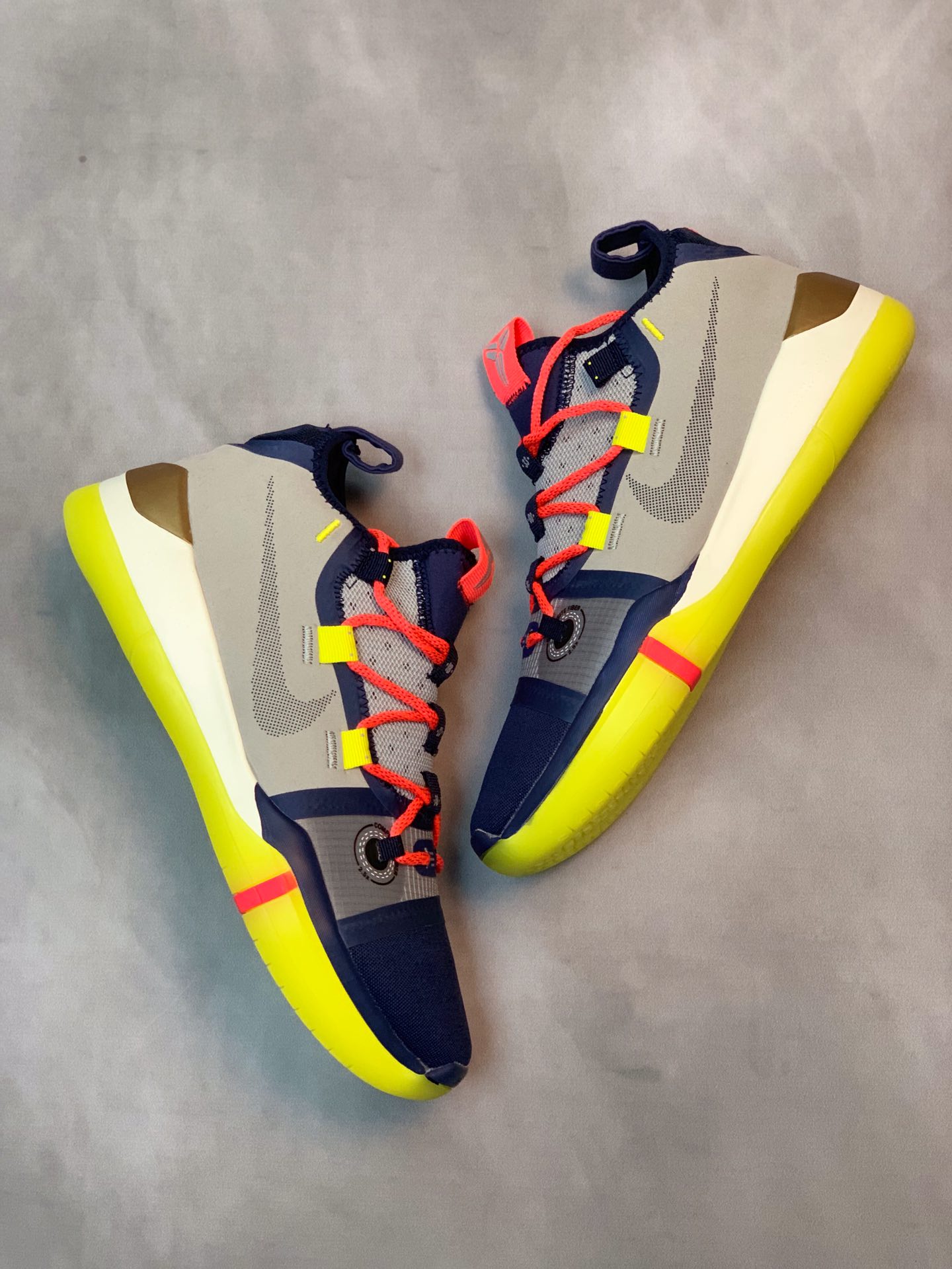 :150 补货通知<br />Nike Kobe AD 科比、德罗赞同款 强势来袭！<br />此番全新的 Nike Kobe AD 系列采用全掌式网眼内靴设计，外部采用皮革、织物等多材质打造，搭配 Zoom Air 气垫单元以及微型刀片式外底切割图案，实战性能优异。<br />而除了后跟倒三角 Logo 以及多彩 KOBE 字样之外，鞋带穿孔处还印有代表科比生日的 “08 23 78” 以及科比高中以及 NBA 球衣背号 “33 08 24”，以致敬科比的传奇生涯。<br />SIZE:40 40.5 41 42 42.5 43 44 44.5  45 46