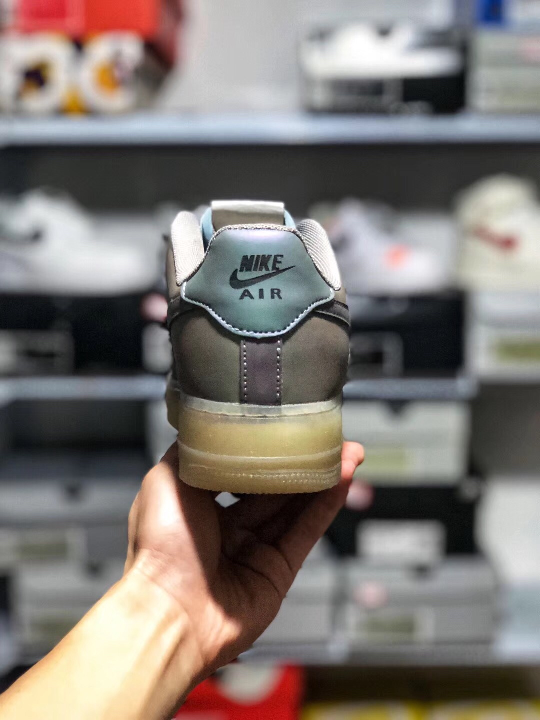 120 放店款 本地取<br />公司级真标半码Nike Air Force 1 07 LV8 空军一“Anthracite” 极光镭射 变色龙  透明大底  看得见的Sole前后气垫 头层变色漆皮 渐变色的骚气无与伦比 尺码:36 36.5 37.5 38 38.5 39 40 40.5 41 42 42.5 43 44 45