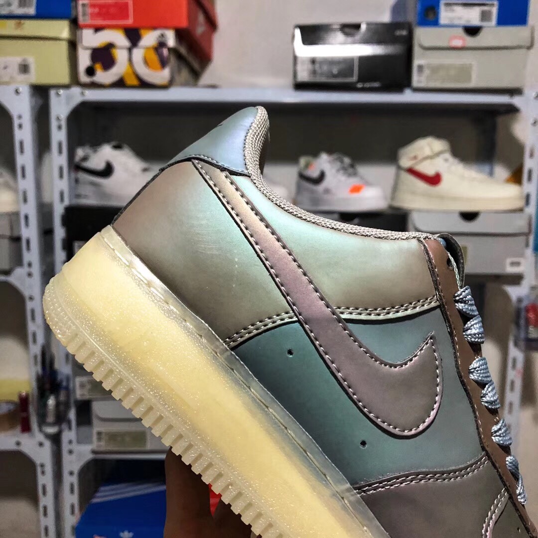 120 放店款 本地取<br />公司级真标半码Nike Air Force 1 07 LV8 空军一“Anthracite” 极光镭射 变色龙  透明大底  看得见的Sole前后气垫 头层变色漆皮 渐变色的骚气无与伦比 尺码:36 36.5 37.5 38 38.5 39 40 40.5 41 42 42.5 43 44 45