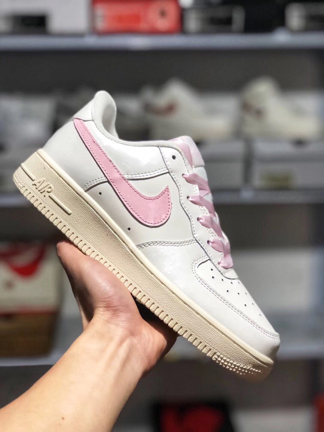 130 放店价批放 本地取<br />公司货 Nike Air FORCE AF1 空军一号樱花粉勾低帮板鞋女鞋 头层牛皮内置真solo气垫，皮料细节鞋型均无可挑剔，货号314219-130 冲正版本 size：36 36.5 37.5 38 38.5 39 40