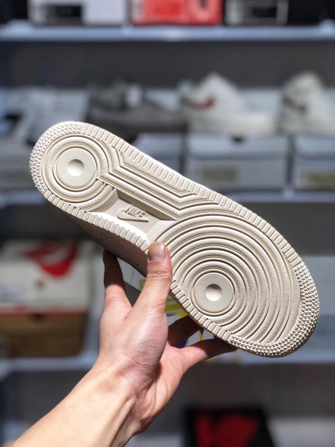 130 放店价批放 本地取<br />公司货 Nike Air FORCE AF1 空军一号樱花粉勾低帮板鞋女鞋 头层牛皮内置真solo气垫，皮料细节鞋型均无可挑剔，货号314219-130 冲正版本 size：36 36.5 37.5 38 38.5 39 40