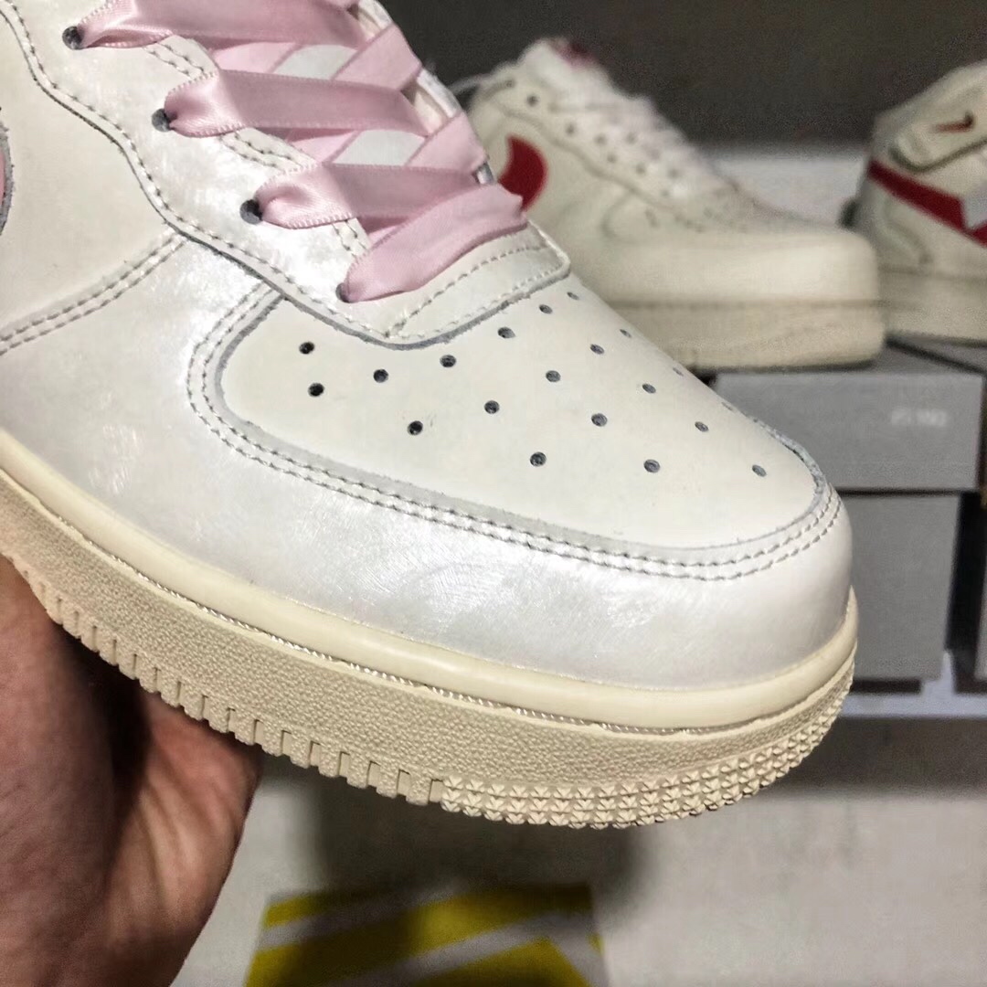130 放店价批放 本地取<br />公司货 Nike Air FORCE AF1 空军一号樱花粉勾低帮板鞋女鞋 头层牛皮内置真solo气垫，皮料细节鞋型均无可挑剔，货号314219-130 冲正版本 size：36 36.5 37.5 38 38.5 39 40