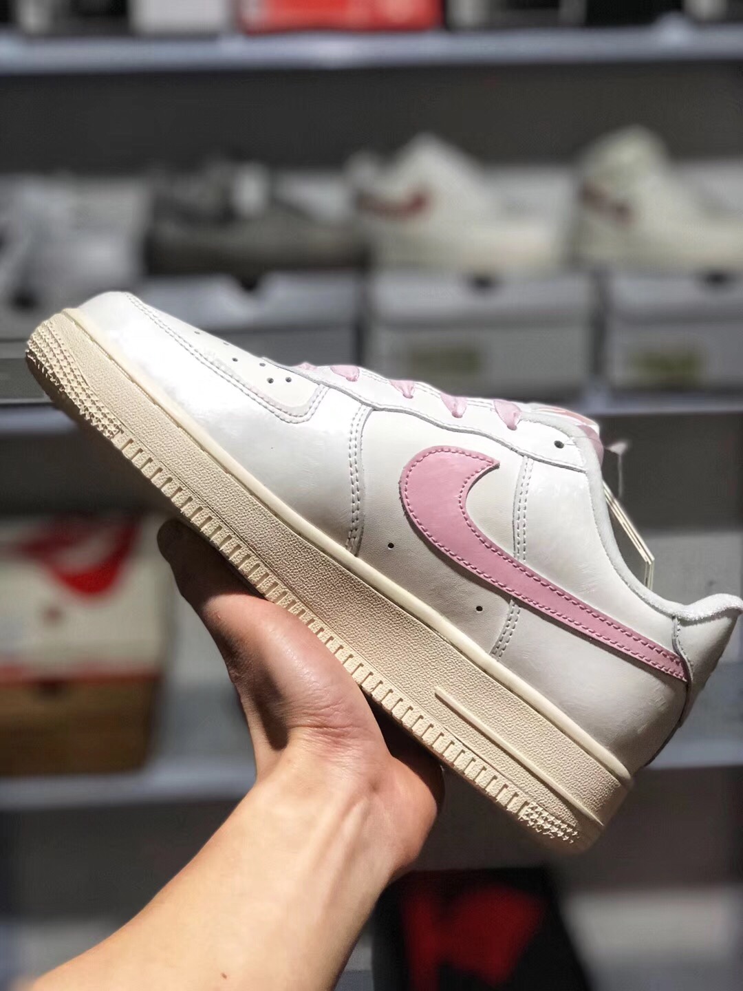130 放店价批放 本地取<br />公司货 Nike Air FORCE AF1 空军一号樱花粉勾低帮板鞋女鞋 头层牛皮内置真solo气垫，皮料细节鞋型均无可挑剔，货号314219-130 冲正版本 size：36 36.5 37.5 38 38.5 39 40