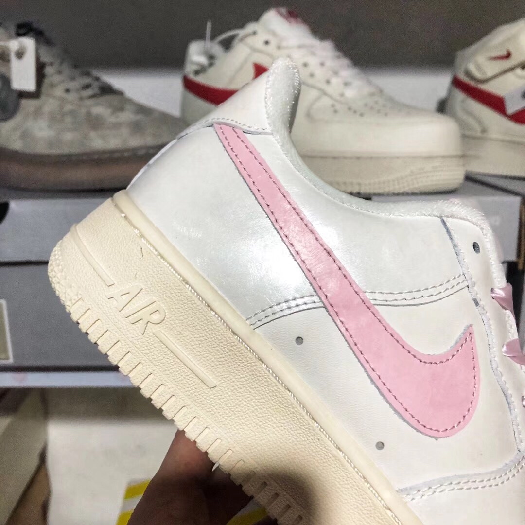 130 放店价批放 本地取<br />公司货 Nike Air FORCE AF1 空军一号樱花粉勾低帮板鞋女鞋 头层牛皮内置真solo气垫，皮料细节鞋型均无可挑剔，货号314219-130 冲正版本 size：36 36.5 37.5 38 38.5 39 40