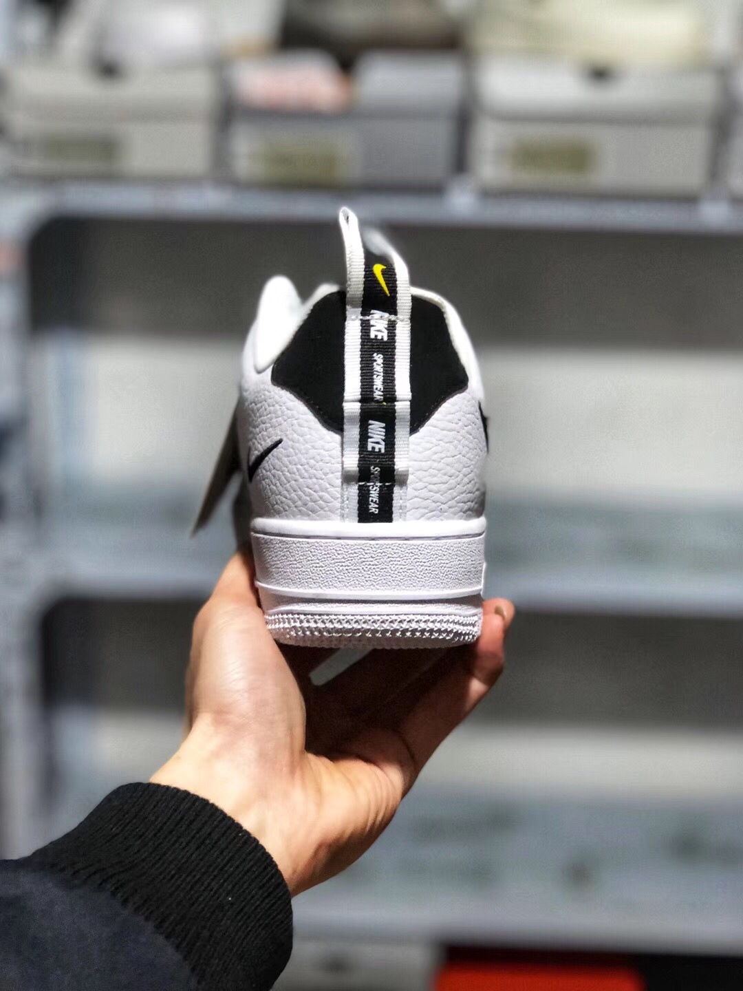 130 放店价批放 本地取<br />【公司级真标】爆款 天猫 京东 专供耐克空军一号Nike Air Force 1 Mid LV8 AF1 GS 黑白简版OW双钩  低帮软皮荔枝纹，内置真气垫，，原鞋开发，原标原盒，全新设计都以黑白主题呈现，但分别以黑色和白色为主调，设计中加入解构的理念，能看出与 OFF-WHITE 联名有几分相似之处，本在应该在内衬里的鞋标浮现于鞋面之上，鞋头处的 Mini Swoosh 还有 “TM” 字样点缀，后跟鞋提同样有不一样的设计，机能感略有体颜色，   码数:36 36.5 37 38 38.5 39 40 40.5 41 42 42.5 43 44 45