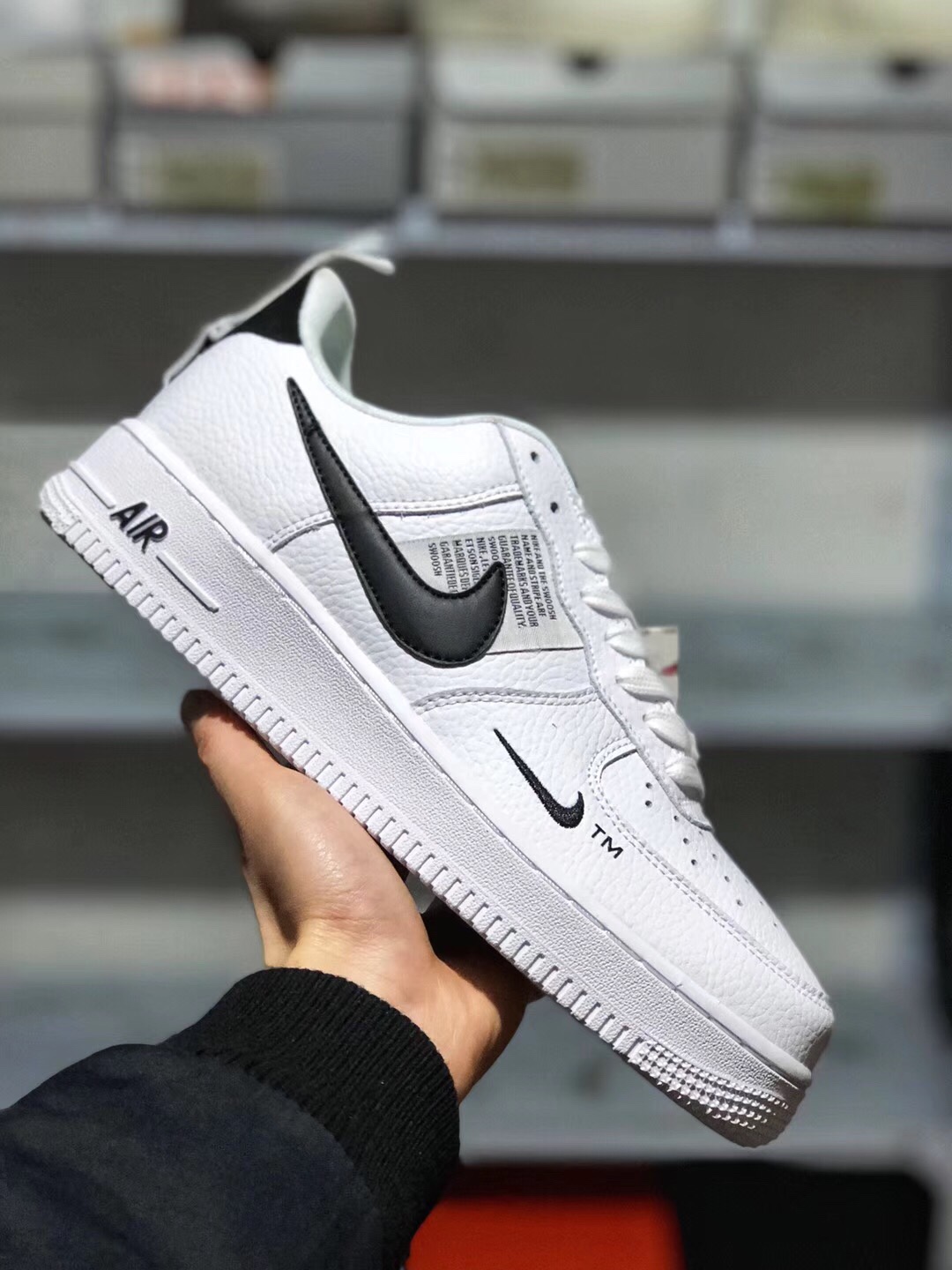 130 放店价批放 本地取<br />【公司级真标】爆款 天猫 京东 专供耐克空军一号Nike Air Force 1 Mid LV8 AF1 GS 黑白简版OW双钩  低帮软皮荔枝纹，内置真气垫，，原鞋开发，原标原盒，全新设计都以黑白主题呈现，但分别以黑色和白色为主调，设计中加入解构的理念，能看出与 OFF-WHITE 联名有几分相似之处，本在应该在内衬里的鞋标浮现于鞋面之上，鞋头处的 Mini Swoosh 还有 “TM” 字样点缀，后跟鞋提同样有不一样的设计，机能感略有体颜色，   码数:36 36.5 37 38 38.5 39 40 40.5 41 42 42.5 43 44 45