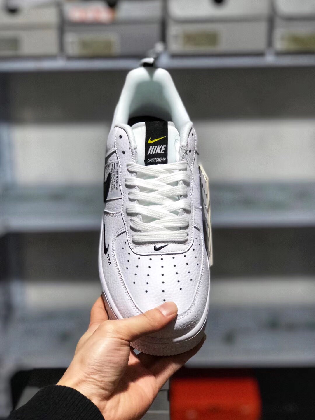 130 放店价批放 本地取<br />【公司级真标】爆款 天猫 京东 专供耐克空军一号Nike Air Force 1 Mid LV8 AF1 GS 黑白简版OW双钩  低帮软皮荔枝纹，内置真气垫，，原鞋开发，原标原盒，全新设计都以黑白主题呈现，但分别以黑色和白色为主调，设计中加入解构的理念，能看出与 OFF-WHITE 联名有几分相似之处，本在应该在内衬里的鞋标浮现于鞋面之上，鞋头处的 Mini Swoosh 还有 “TM” 字样点缀，后跟鞋提同样有不一样的设计，机能感略有体颜色，   码数:36 36.5 37 38 38.5 39 40 40.5 41 42 42.5 43 44 45