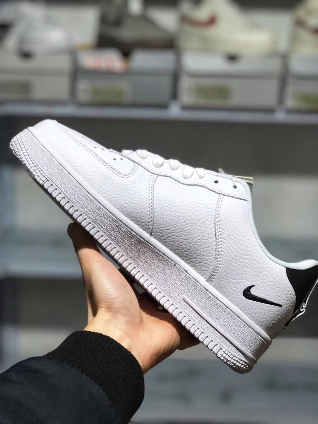 130 放店价批放 本地取<br />【公司级真标】爆款 天猫 京东 专供耐克空军一号Nike Air Force 1 Mid LV8 AF1 GS 黑白简版OW双钩  低帮软皮荔枝纹，内置真气垫，，原鞋开发，原标原盒，全新设计都以黑白主题呈现，但分别以黑色和白色为主调，设计中加入解构的理念，能看出与 OFF-WHITE 联名有几分相似之处，本在应该在内衬里的鞋标浮现于鞋面之上，鞋头处的 Mini Swoosh 还有 “TM” 字样点缀，后跟鞋提同样有不一样的设计，机能感略有体颜色，   码数:36 36.5 37 38 38.5 39 40 40.5 41 42 42.5 43 44 45