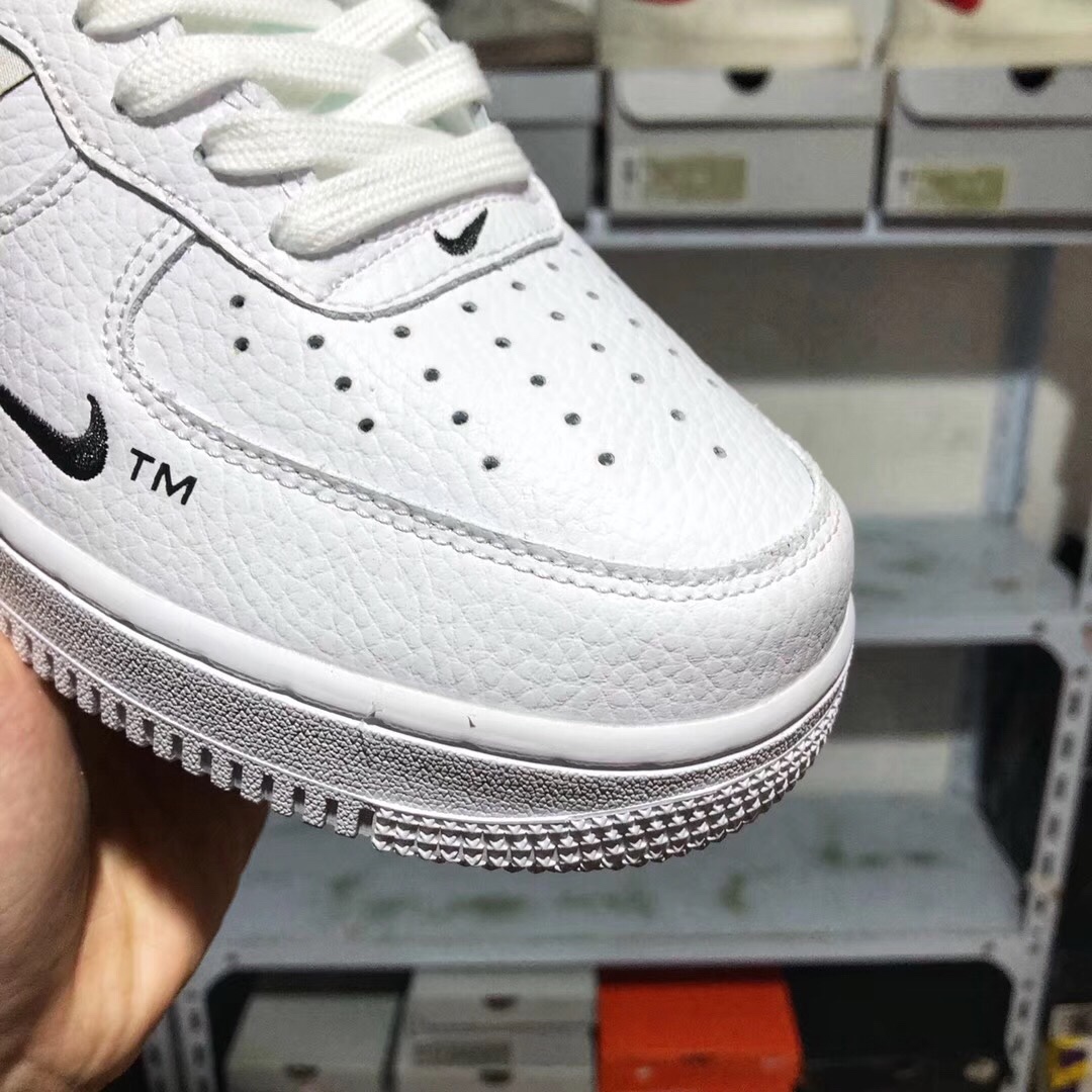 130 放店价批放 本地取<br />【公司级真标】爆款 天猫 京东 专供耐克空军一号Nike Air Force 1 Mid LV8 AF1 GS 黑白简版OW双钩  低帮软皮荔枝纹，内置真气垫，，原鞋开发，原标原盒，全新设计都以黑白主题呈现，但分别以黑色和白色为主调，设计中加入解构的理念，能看出与 OFF-WHITE 联名有几分相似之处，本在应该在内衬里的鞋标浮现于鞋面之上，鞋头处的 Mini Swoosh 还有 “TM” 字样点缀，后跟鞋提同样有不一样的设计，机能感略有体颜色，   码数:36 36.5 37 38 38.5 39 40 40.5 41 42 42.5 43 44 45